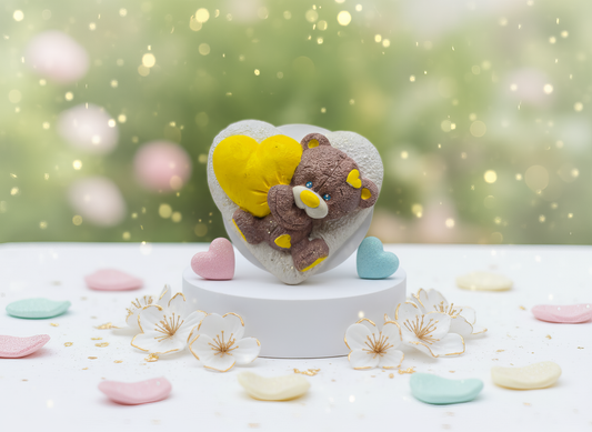 Amintire botez ursuleț cu inimă pastel galbenă, în decor
floral delicat