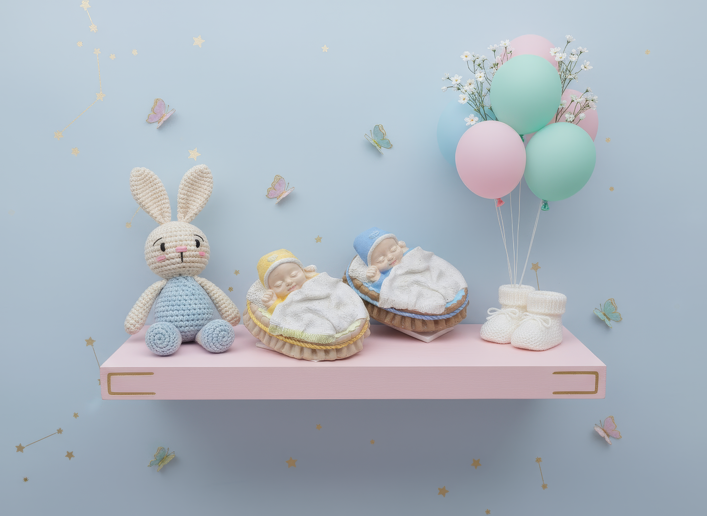 Mărturie ceramică bebeluș adormit în coșuleț pastel, 
decorată cu baloane și jucării