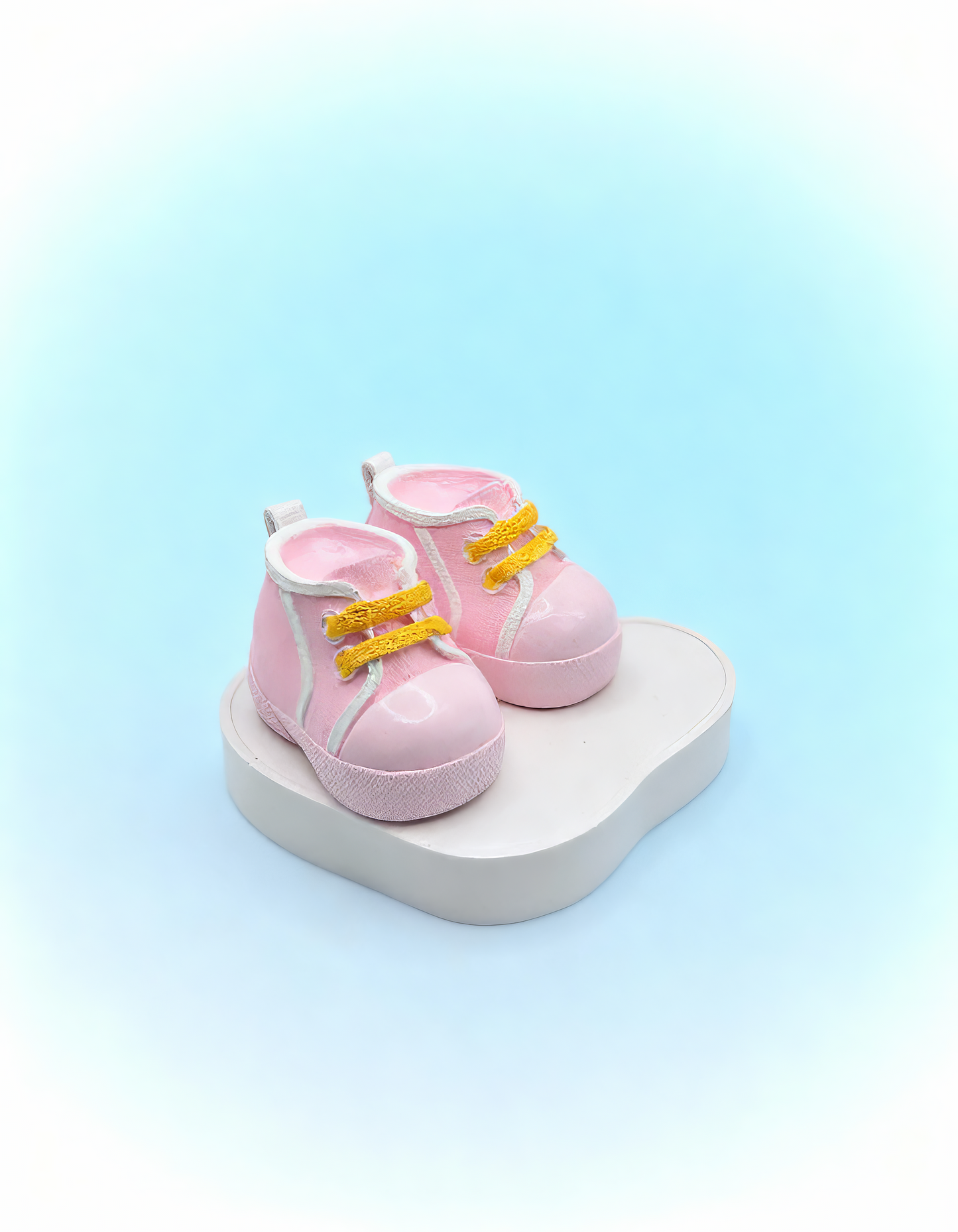 Detaliu botoșei roz ceramici pictați manual, cu finisaje 
delicate