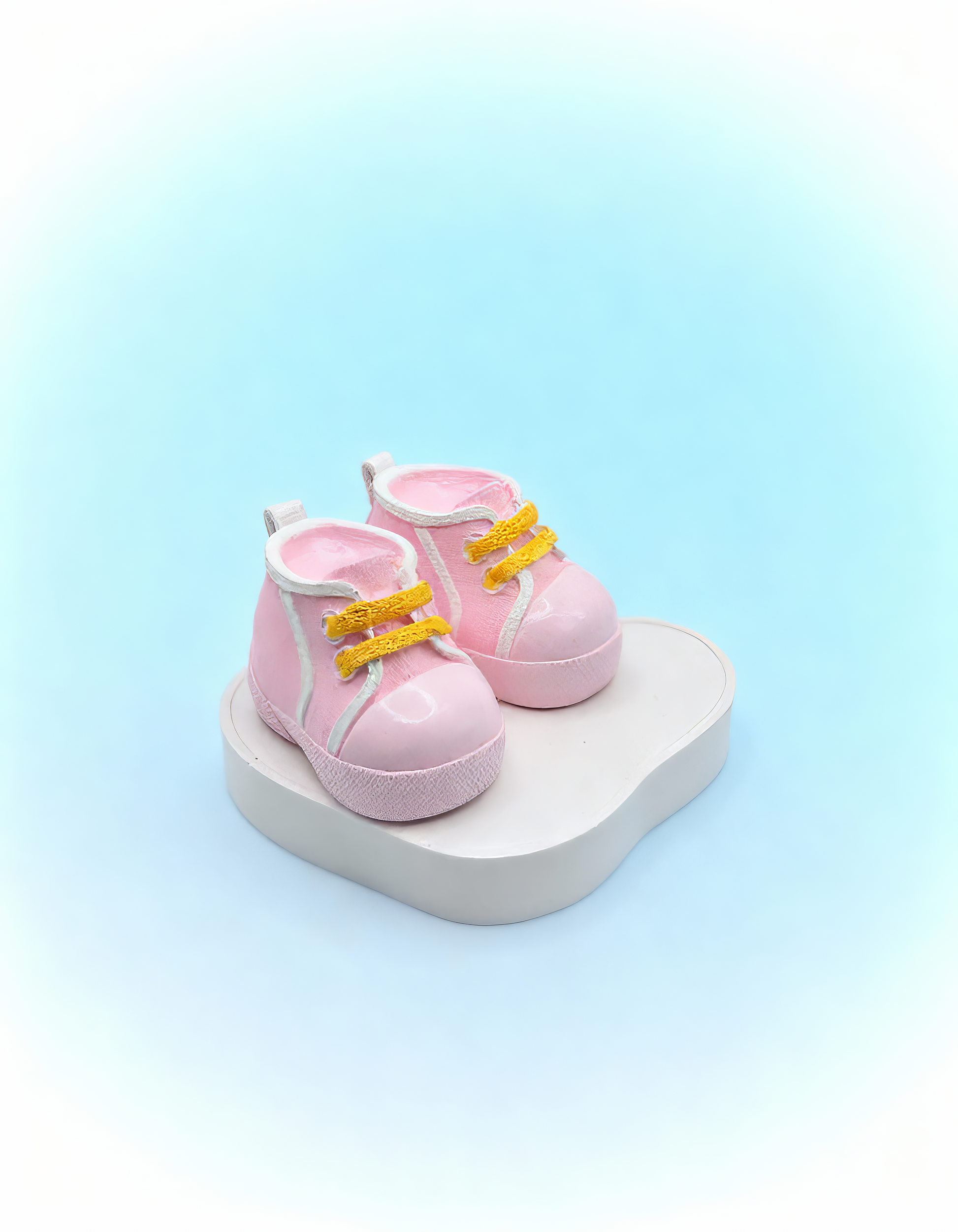 Detaliu botoșei roz ceramici pictați manual, cu finisaje 
delicate