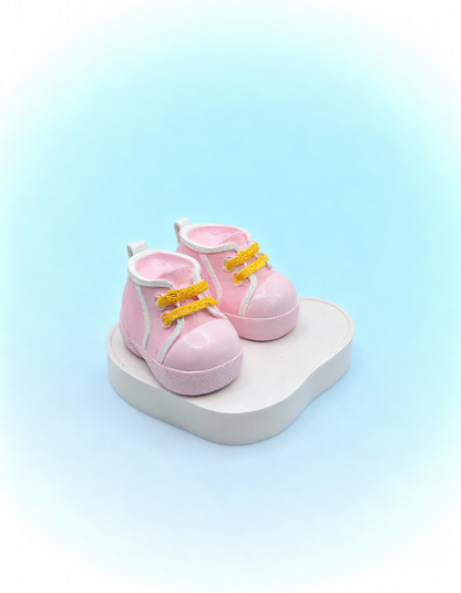 Detaliu botoșei roz ceramici pictați manual, cu finisaje 
delicate