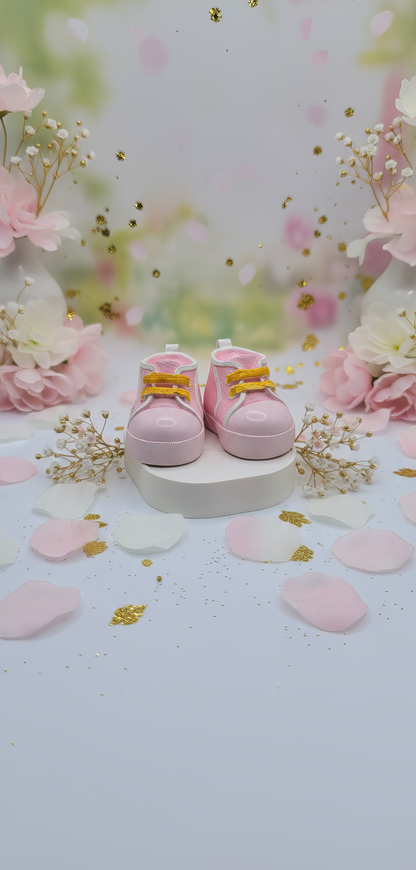 Botoșei roz decorativi din ceramică, handmade, pictați 
manual, cu șiret galben