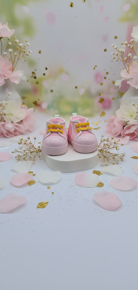 Botoșei roz decorativi din ceramică, handmade, pictați 
manual, cu șiret galben