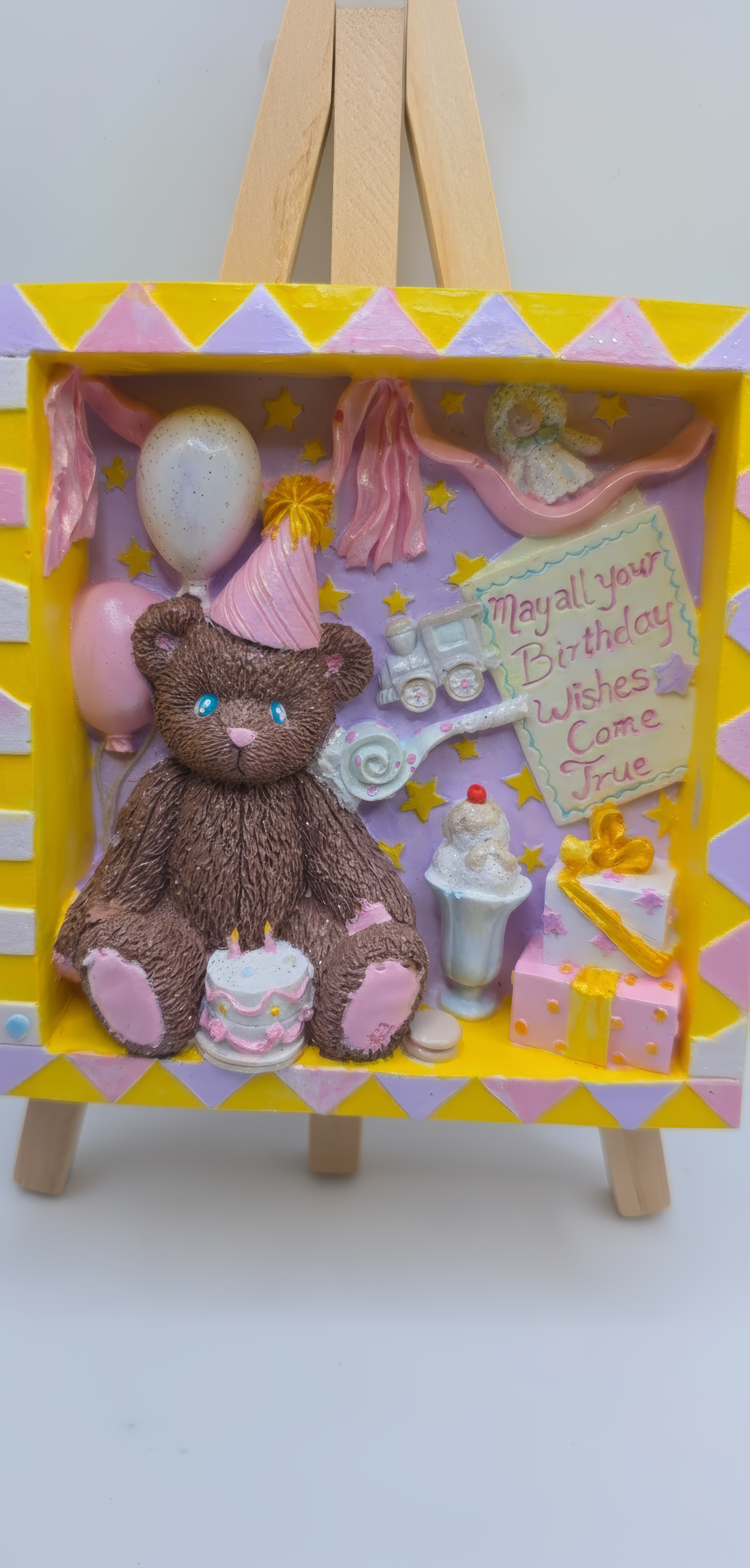 Detaliu handmade tablou ceramic ursuleț, pictat manual, 
cadou aniversar