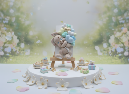 Iepuraș ceramic cu baloane în formă de inimă, prezentare 
pastel cu flori și lumini