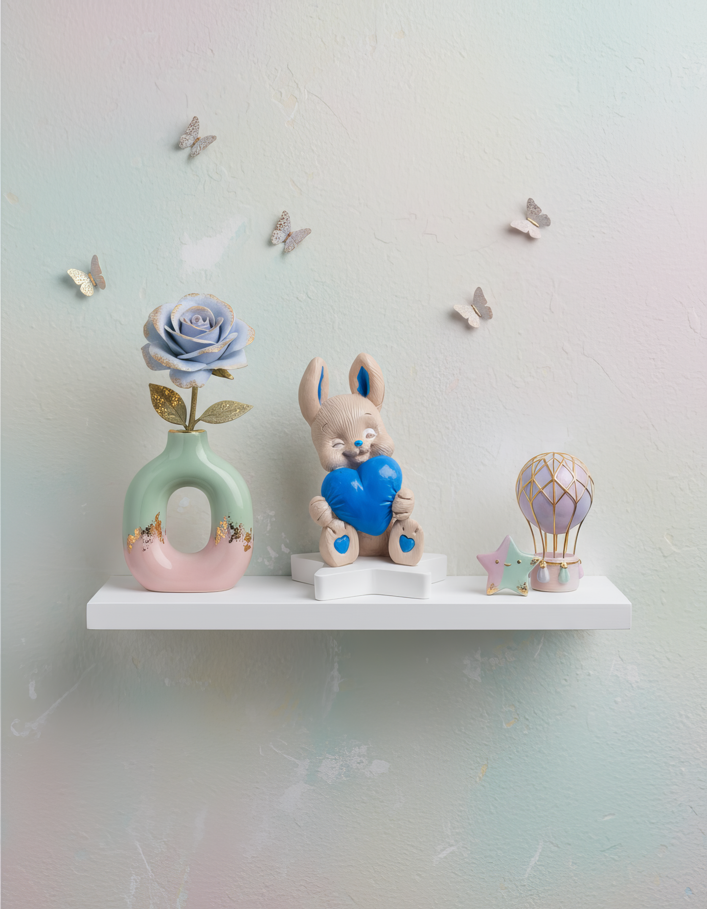 Figurină decorativă ceramică pentru botez sau 
aniversare, iepuraș cu inimă roșie și albastră