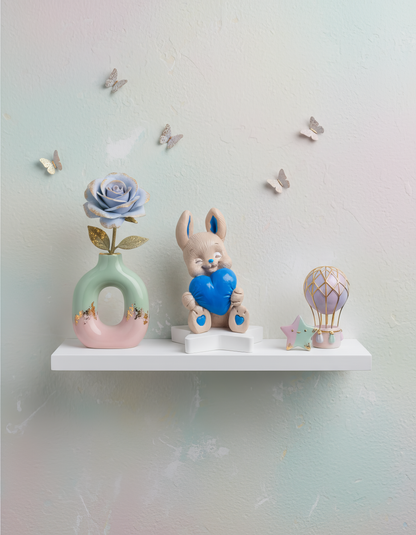 Figurină decorativă ceramică pentru botez sau 
aniversare, iepuraș cu inimă roșie și albastră