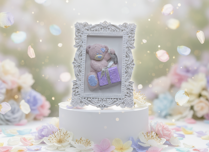 Mărturie ceramică ramă ursuleț cadou, prezentare decor 
pastel cu jucării și flori