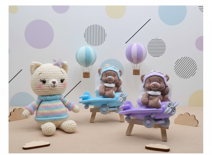 Ursuleț aviator ceramic cu avion, decor pastel cu jucării și 
baloane