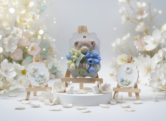 Figurină ceramică ursuleț cu buchet albastru, decor 
pastel, parfumată și magnet