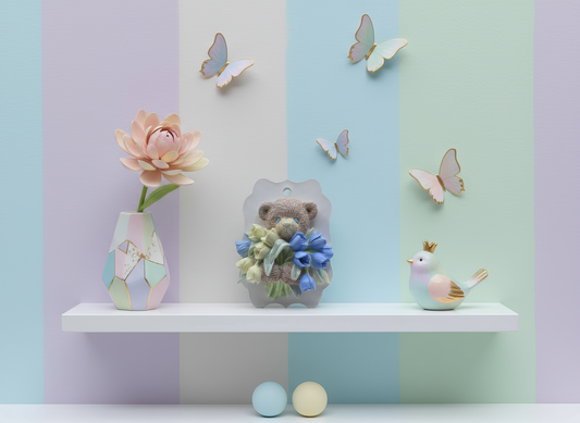 Mărturie ceramică ursuleț cu buchet de flori albastre, 
handmade, pictată manual, parfumată și cu magnet