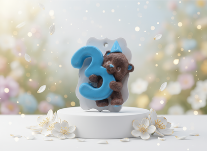 Ursuleț ceramic cu număr aniversar, prezentare pastel cu 
jucării și baloane