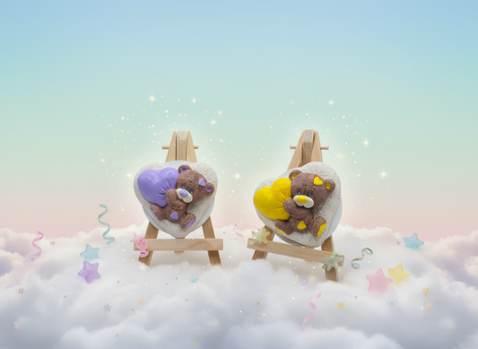 Magnet ceramic ursuleț cu inimă galbenă, handmade, pictat manual