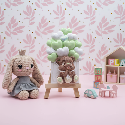 Mărturie ceramică ursuleț cu inimioare, decor pastel cu 
jucării și baloane
