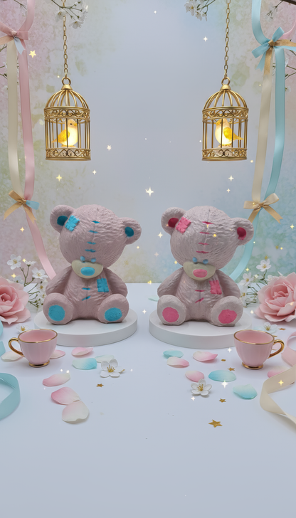 Mărturie ceramică ursuleț roz cu detalii albastre, decor 
pastel