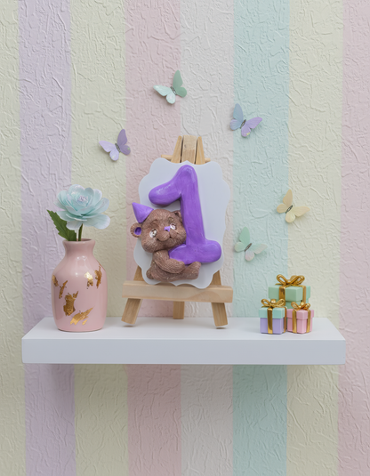 Mărturie ceramică ursuleț cu cifra 1 mov, aranjament 
aniversar sau baby shower