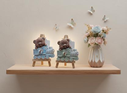 Ursuleț ceramic cu trenuleț, prezentare pastel cu jucării și 
baloane