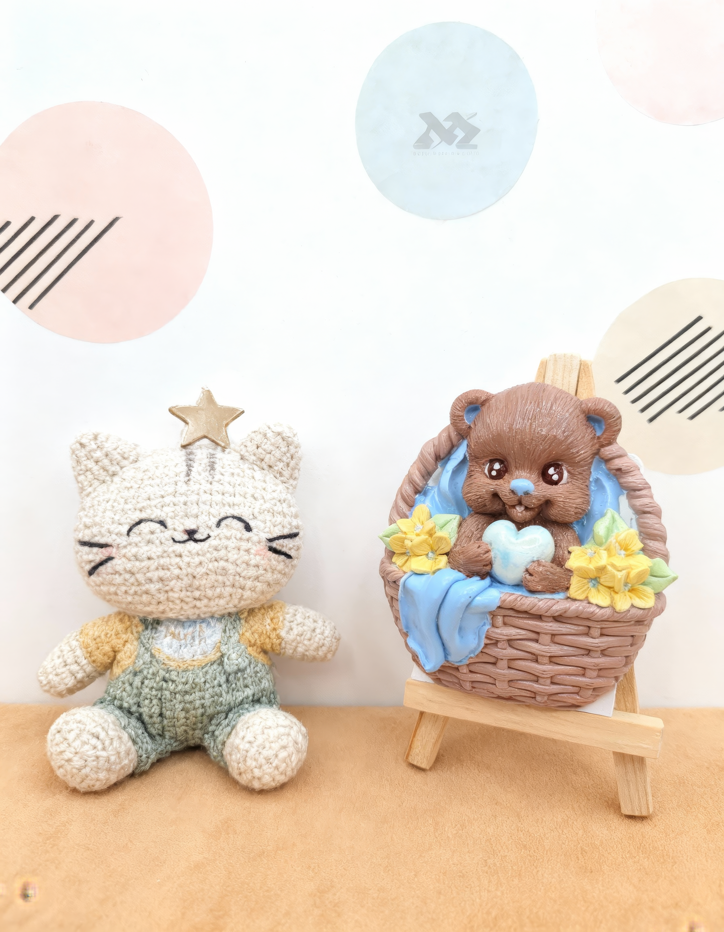 Ursuleț în coș cu inimioară - figurină decorativă și magnet  handmade, cutiuță inclusă