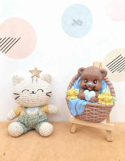Ursuleț în coș cu inimioară - figurină decorativă și magnet  handmade, cutiuță inclusă