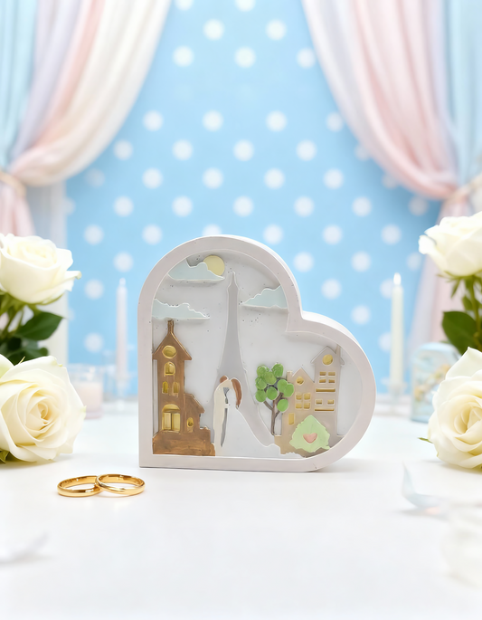 Mărturie nuntă decorativă - inimă Paris cu siluetă miri, obiect ceramic elegant handmade