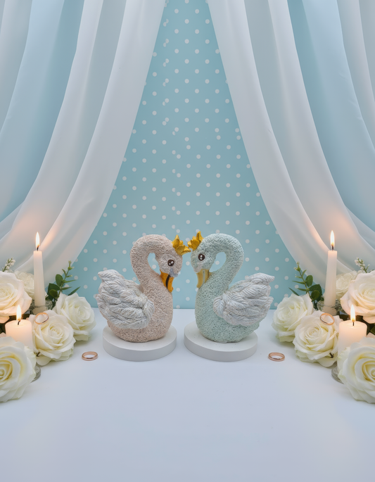 Mărturie nuntă — Figurină decorativă lebădă  cu coroană aurie, handmade