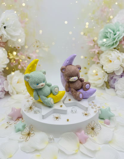 Ursuleț pe lună pastel - figurină ceramică handmade, cutiuță cadou inclusă