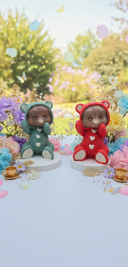 Ursuleț în hăinuță cu inimioară - figurină ceramică handmade, cutiuță cadou inclusă