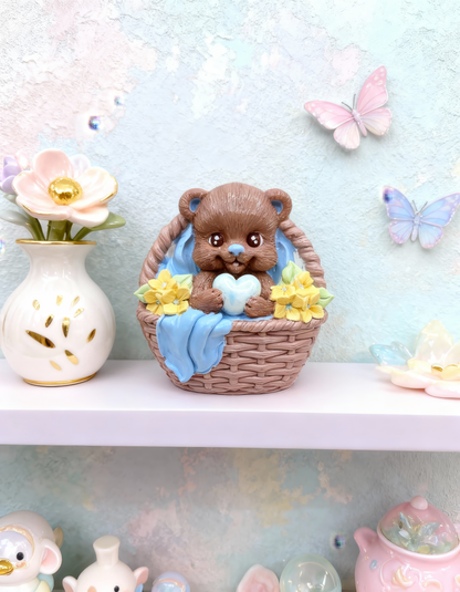 Ursuleț în coș cu inimioară - figurină decorativă și magnet  handmade, cutiuță inclusă