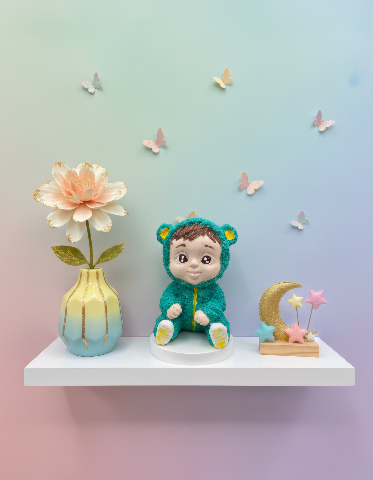 Bebeluș  în salopetă colorată - figurină ceramică handmade, cutiuță inclusă