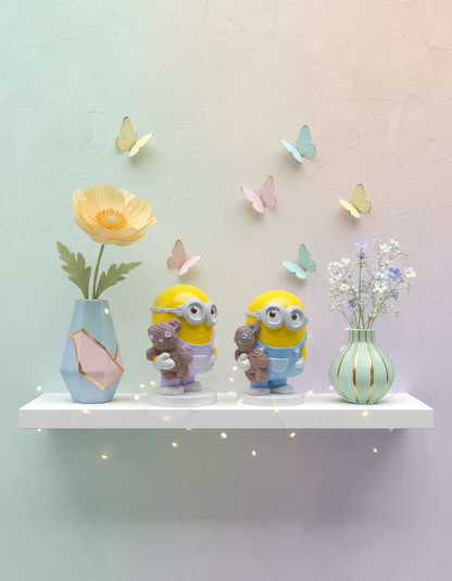 Figurină Minion cu ursuleț - ceramică handmade, cutiuță cadou inclusă