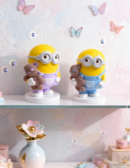 Figurină Minion cu ursuleț - ceramică handmade, cutiuță cadou inclusă