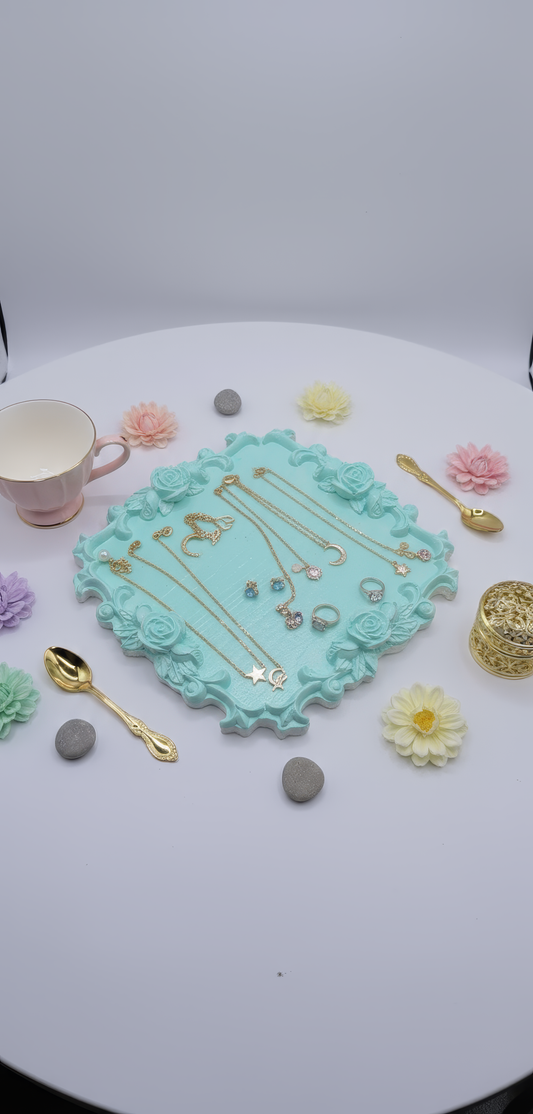 Suport decorativ ceramic cu trandafiri — Piesă elegantă handmade pentru bijuterii sau gustări