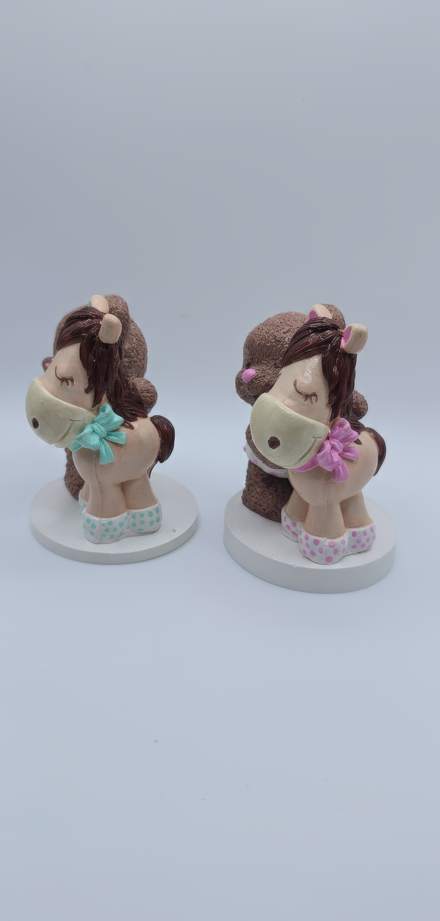 Figurină ursuleț și căluț în îmbrățișare - ceramică handmade, cutiuță cadou inclusă